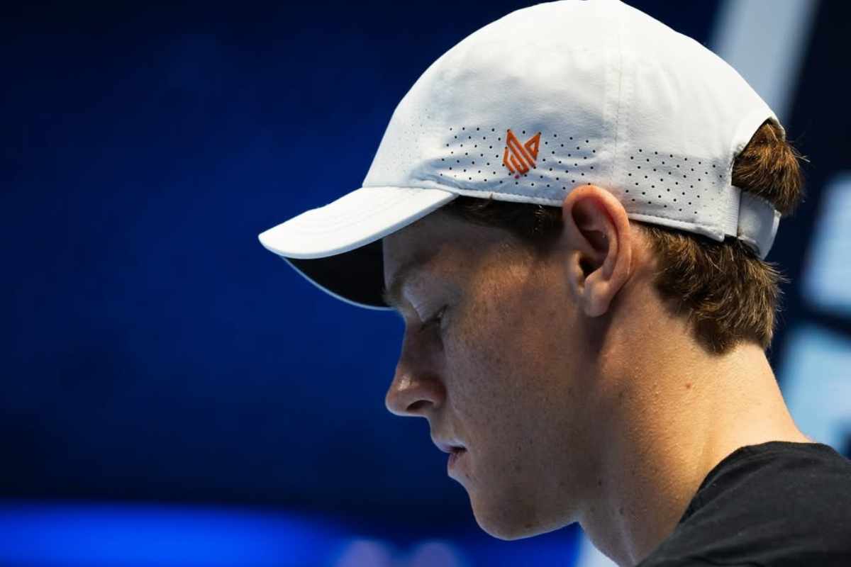 Jannik Sinner con lo sguardo rivolto verso il basso