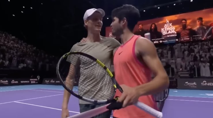 Sinner e Alcaraz si abbracciano dopo il Six King Slam