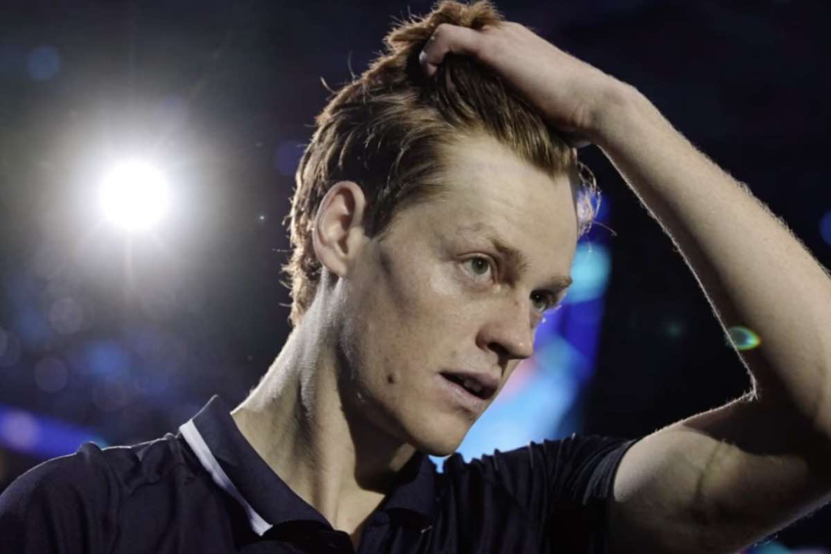 Jannik Sinner con le mani tra i capelli