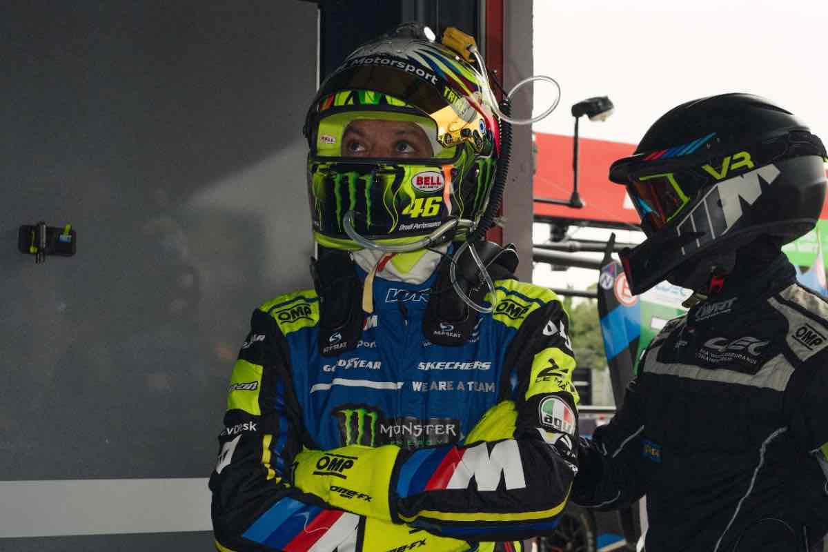 Valentino Rossi al box BMW