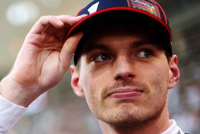 Max Verstappen si tocca il berretto