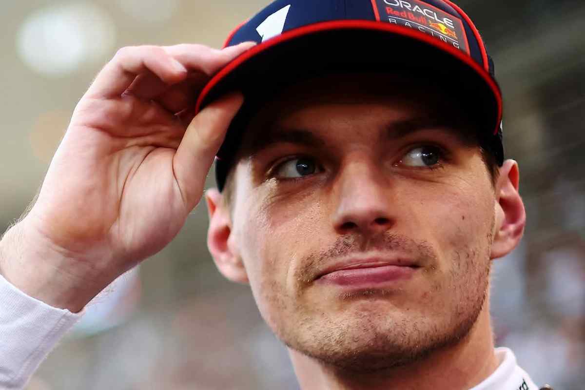 Max Verstappen si tocca il berretto