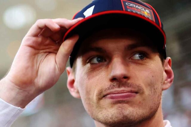 Max Verstappen si tocca il berretto