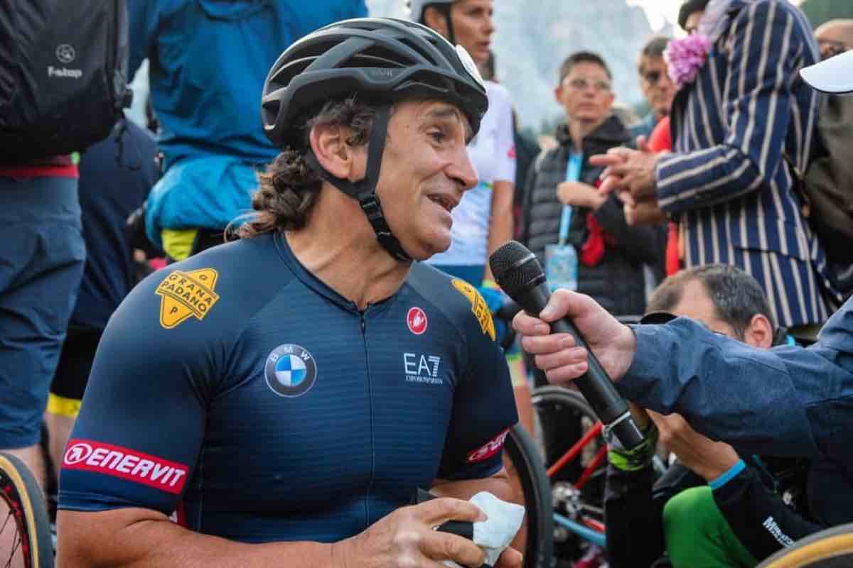 Alex Zanardi intervistato in hand-bike
