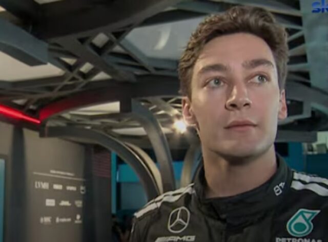 Russell durante una intervista