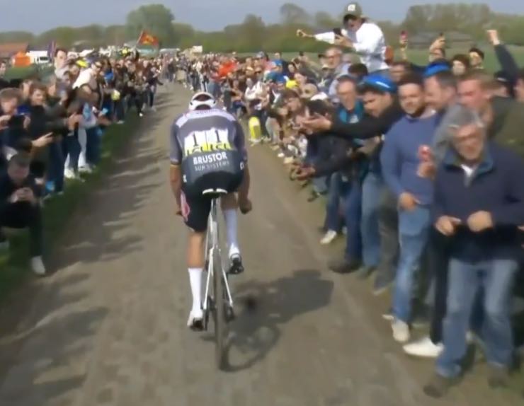 van der poel colpito da una borraccia