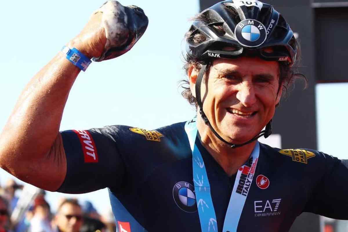 Alex Zanardi esulta dopo una gara in handbike