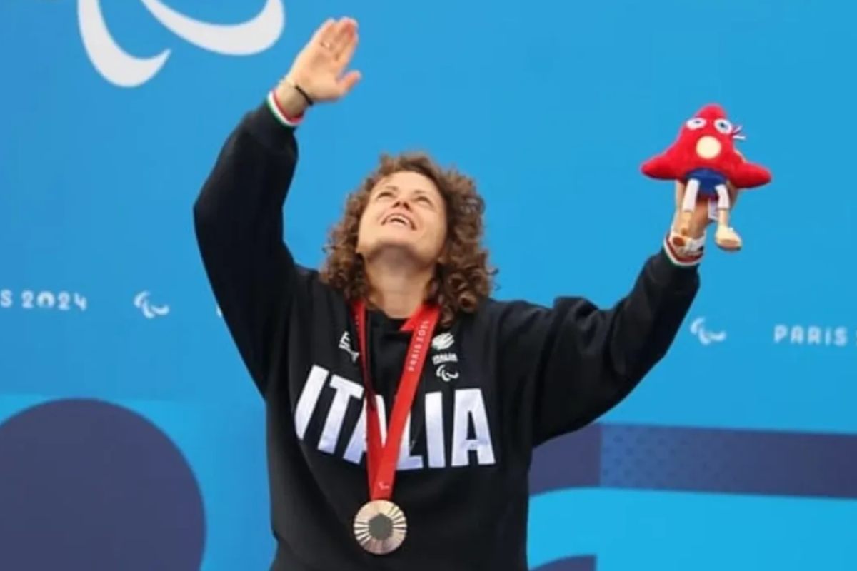 Ana Maria Vitelaru esulta dopo la medaglia a Parigi