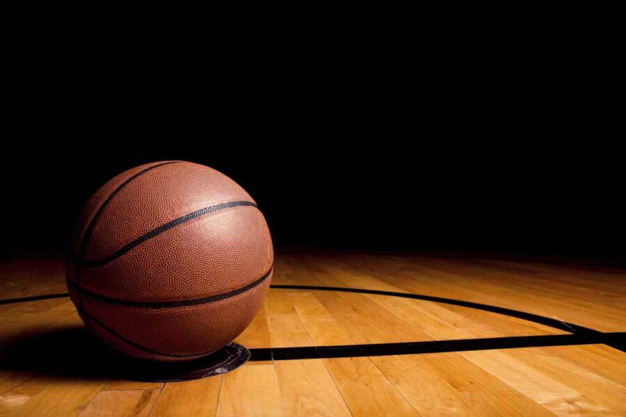 Palla da basket sul parquet EurobASKET
