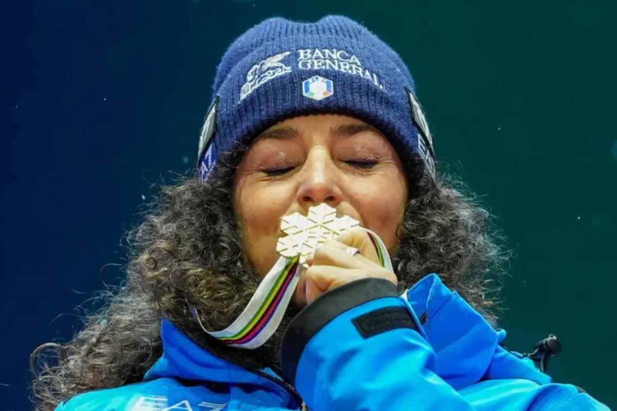 Federica Brignone bacia la medaglia