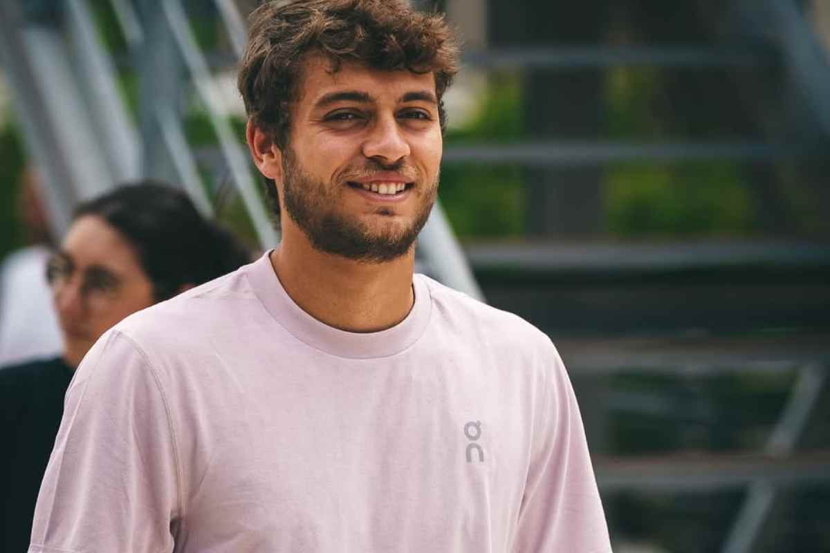 Flavio Cobolli sorride 