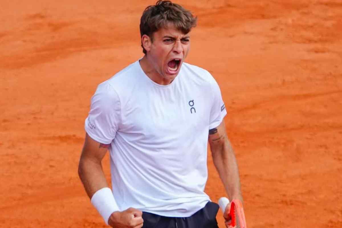 Flavio Cobolli esulta dopo il trionfo ad Amburgo