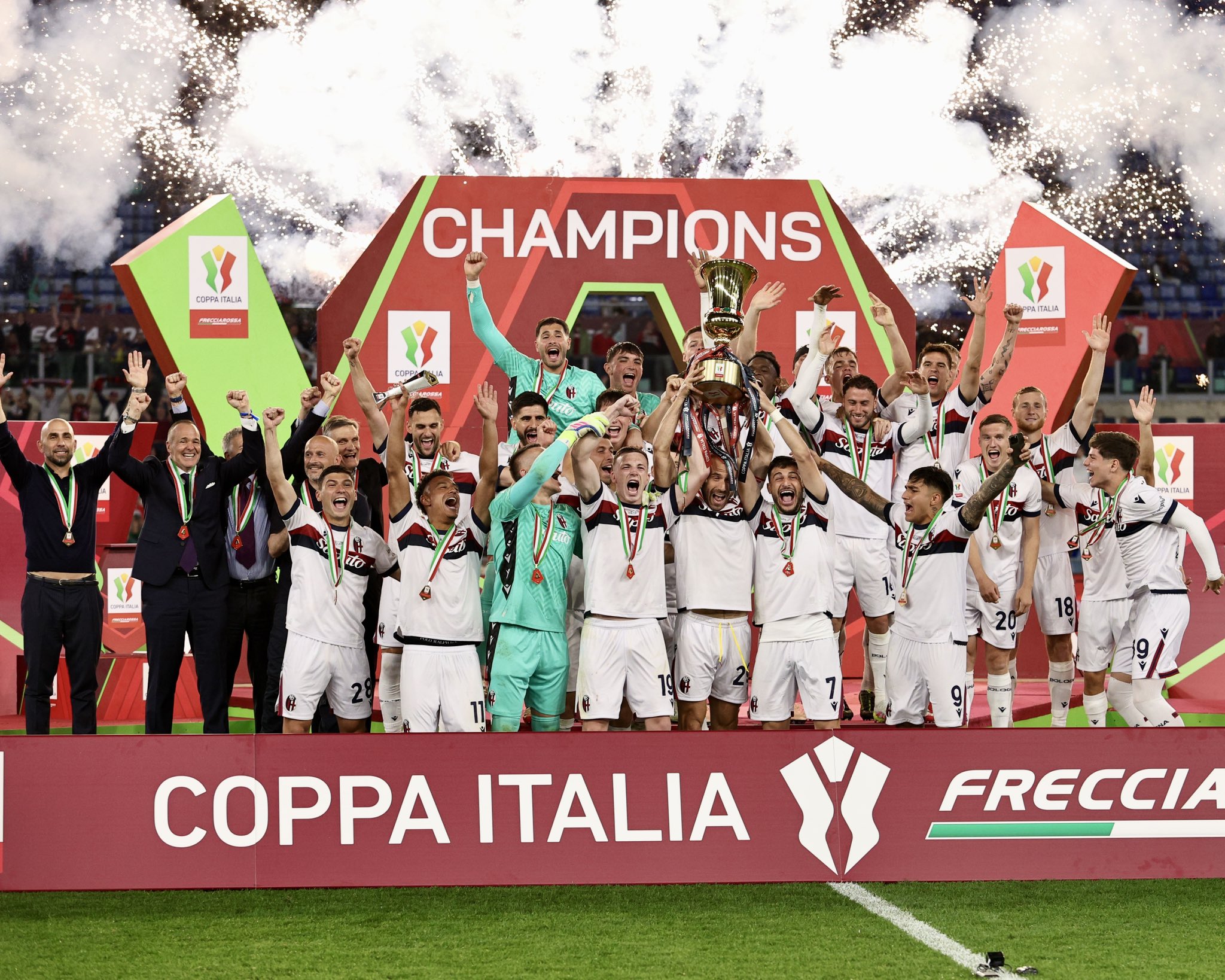 Il Bologna alza il trofeo della Coppa Italia 2024/25 e va direttamente in Europa League