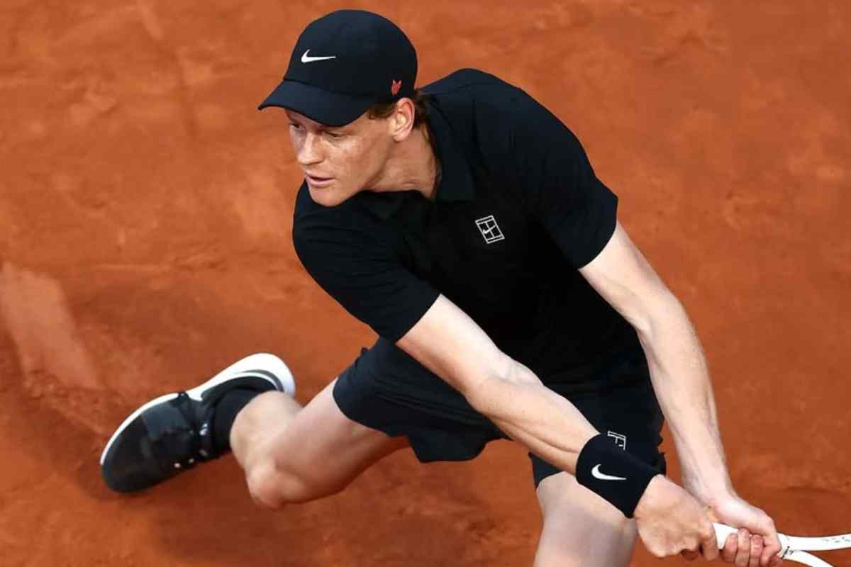 Jannik Sinner in campo a Roma
