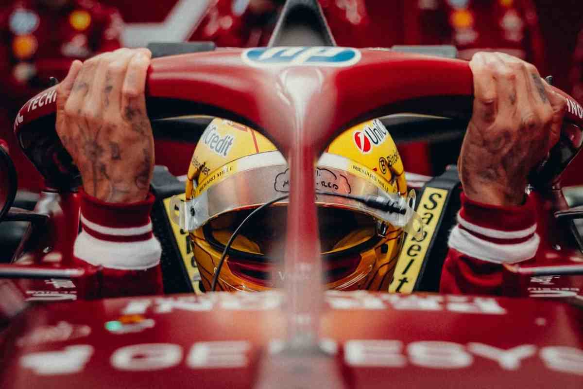 Lewis Hamilton sale a bordo della SF-25