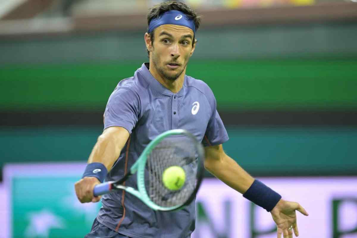 Lorenzo Musetti durante un match