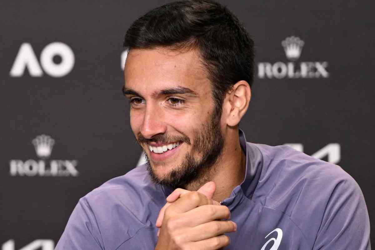 Lorenzo Musetti sorride durante la conferenza stampa