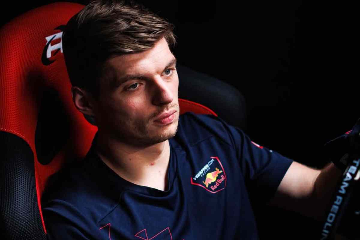 Max Verstappen durante una guida con il simulatore