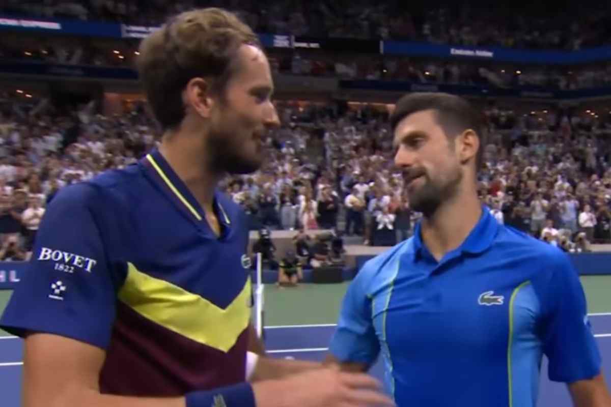Daniil Medvedev saluta Novak Djokovic dopo un match 