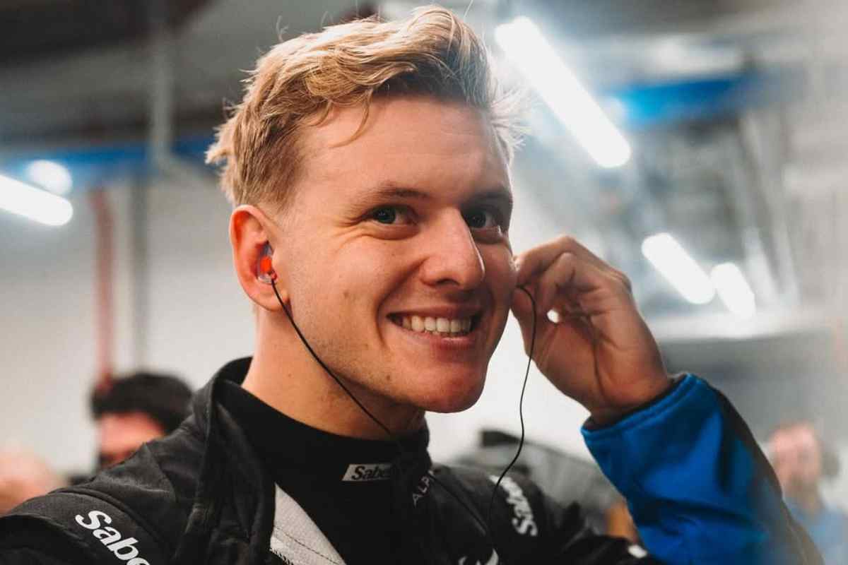Mick Schumacher sorride nel box Alpine