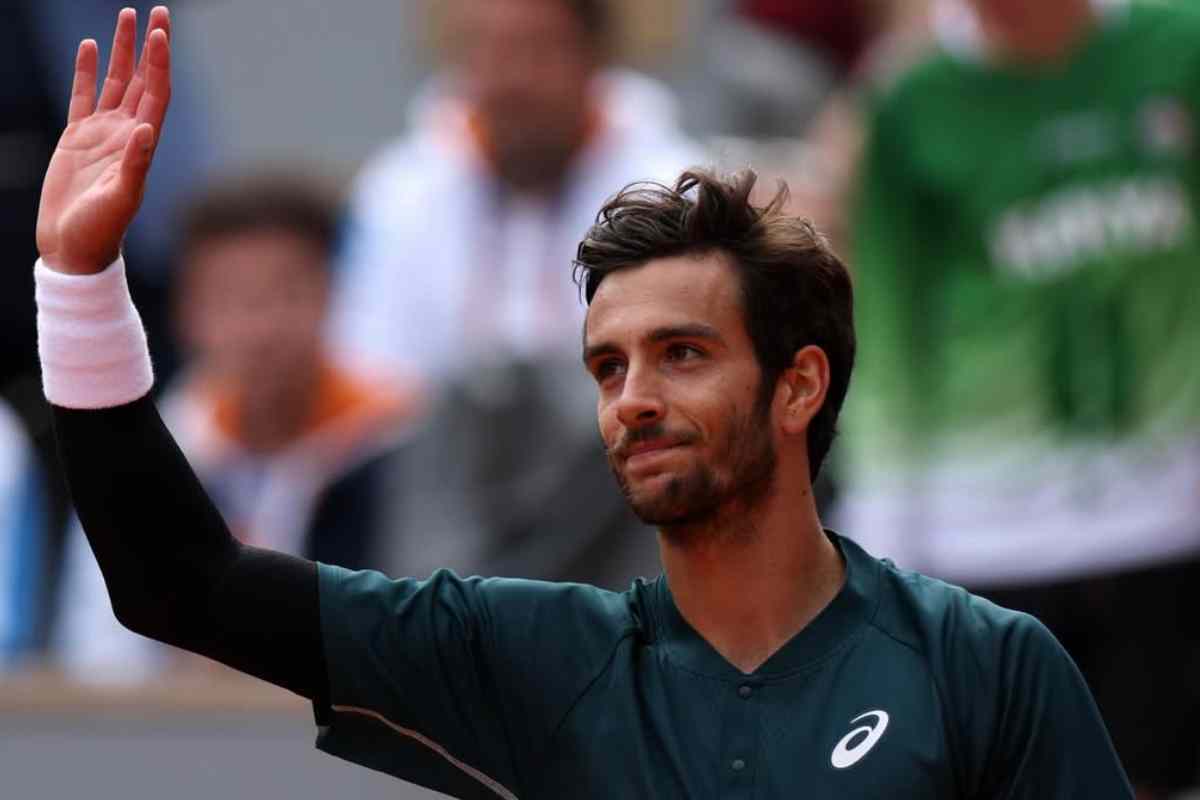 Lorenzo Musetti saluta il pubblico del Roland Garros
