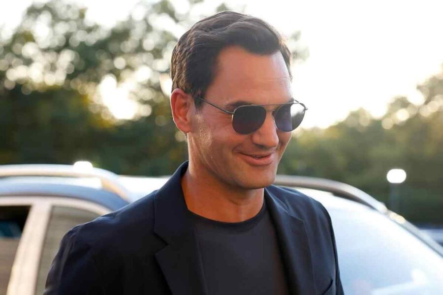 Roger Federer sorride con indosso gli occhiali da sole