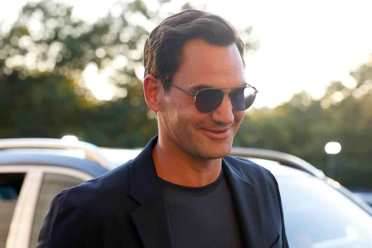Roger Federer sorride con indosso gli occhiali da sole