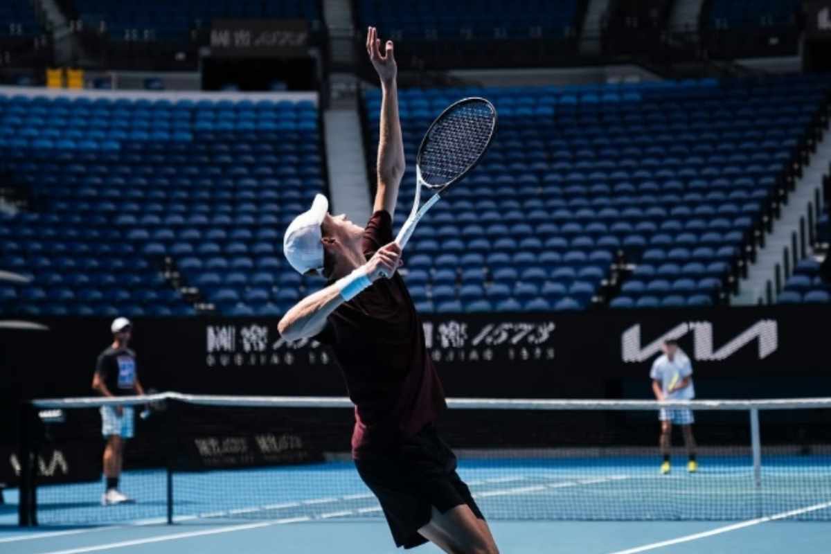 Jannik Sinner servizio 