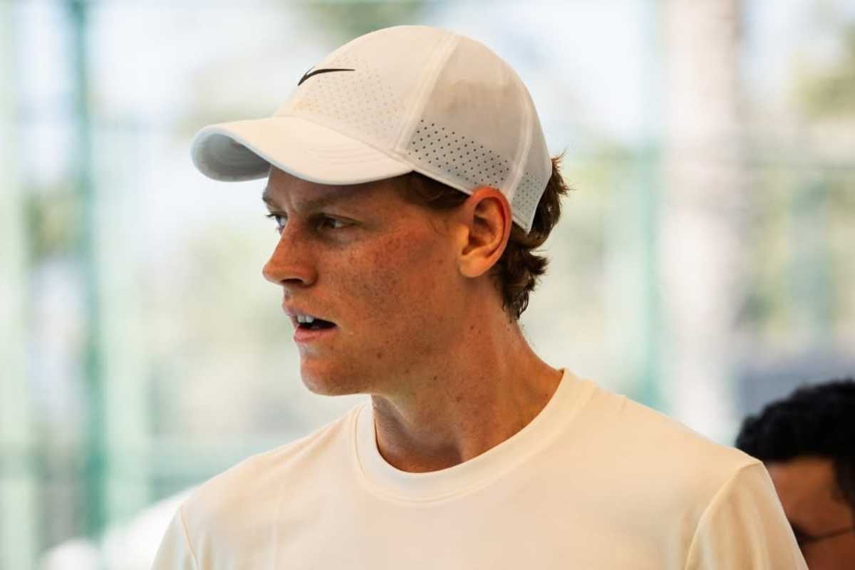 Jannik Sinner con lo sguardo preoccupato