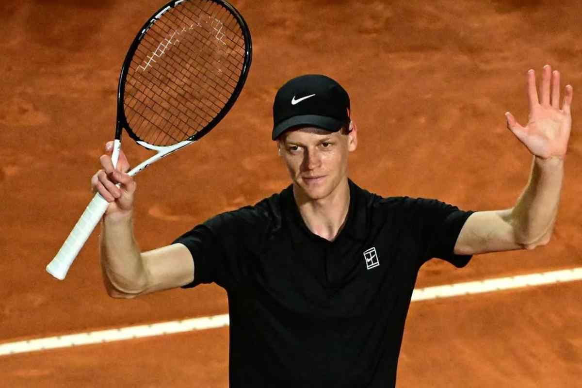 Jannik Sinner alza le braccia al cielo 