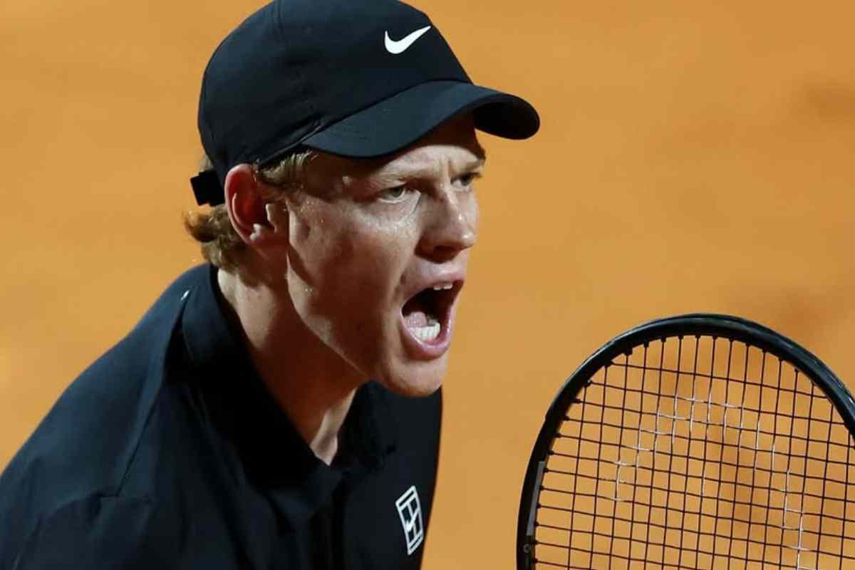 Jannik Sinner esulta dopo un punto