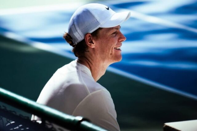 Sinner sorridente al rientro