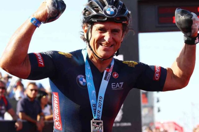 Alex Zanardi esulta dopo una vittoria