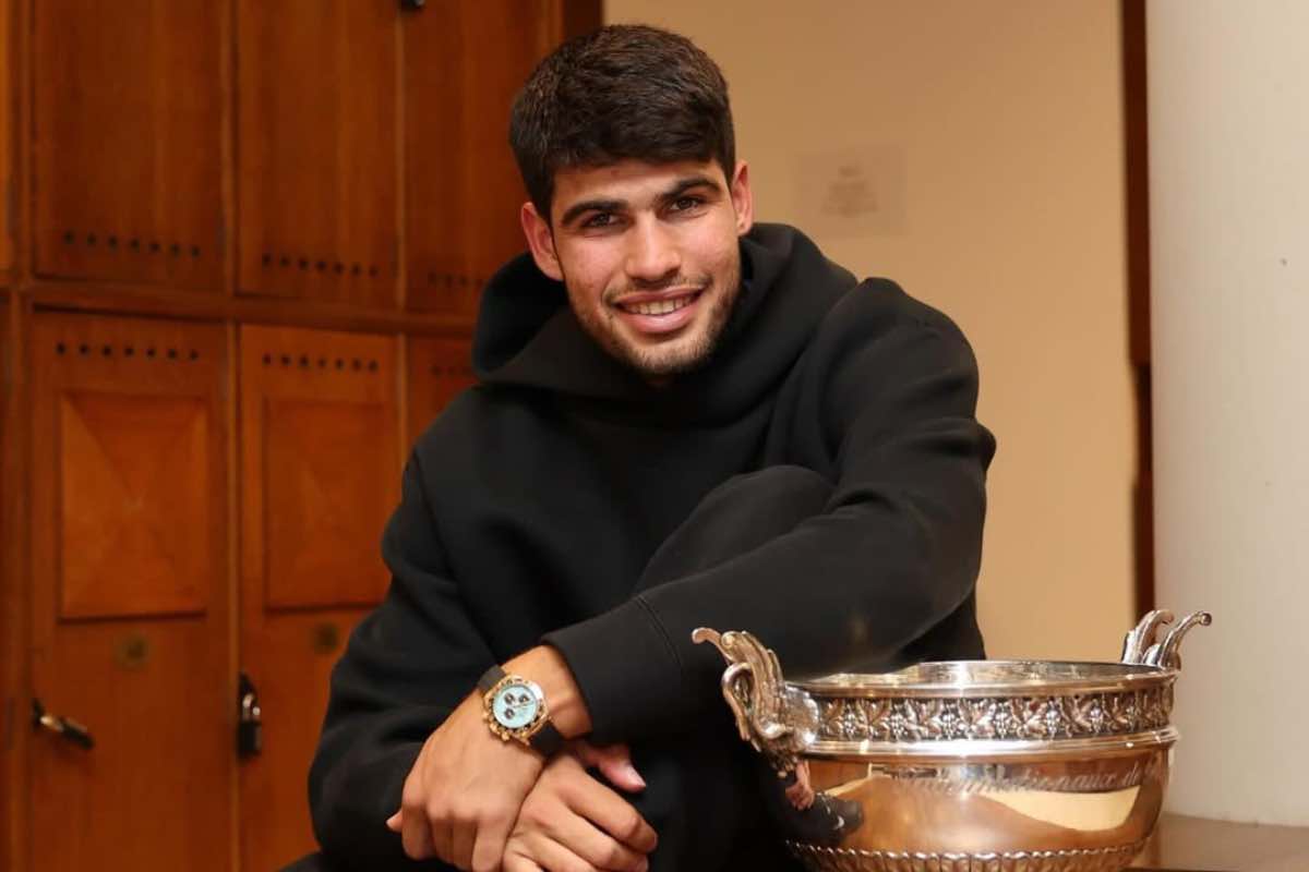 alcaraz con il trofeo del Roland Garros