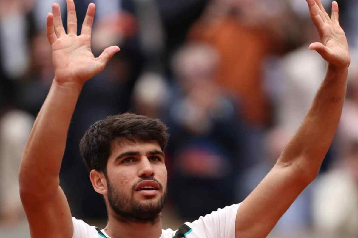 Carlos Alcaraz saluta il pubblico