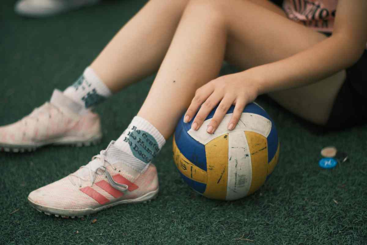 Giovane ragazza con pallone da pallavolo