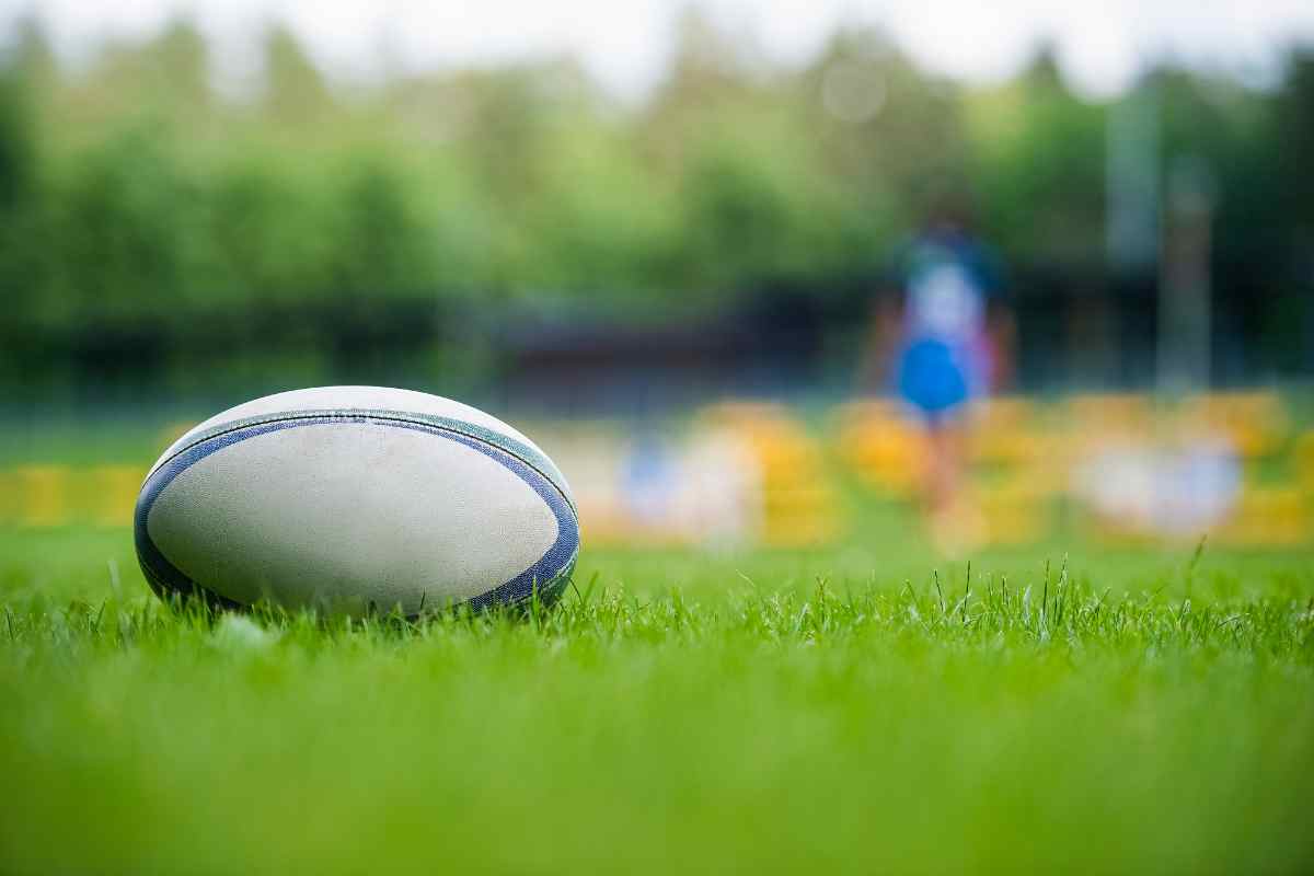 Palla da rugby sul prato