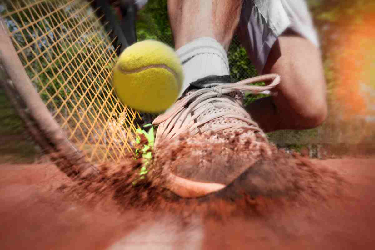 Giocatore di tennis sulla terra rossa