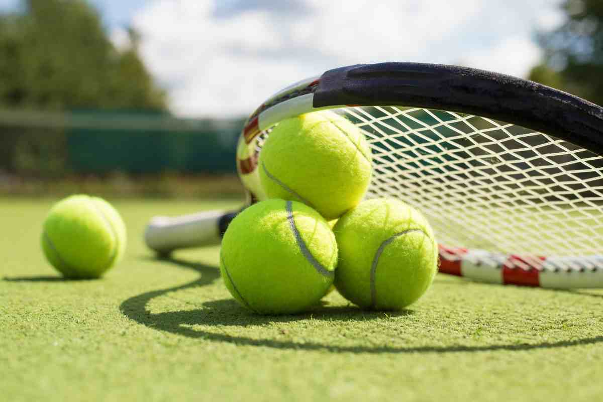 Racchetta e palline da tennis sul campo