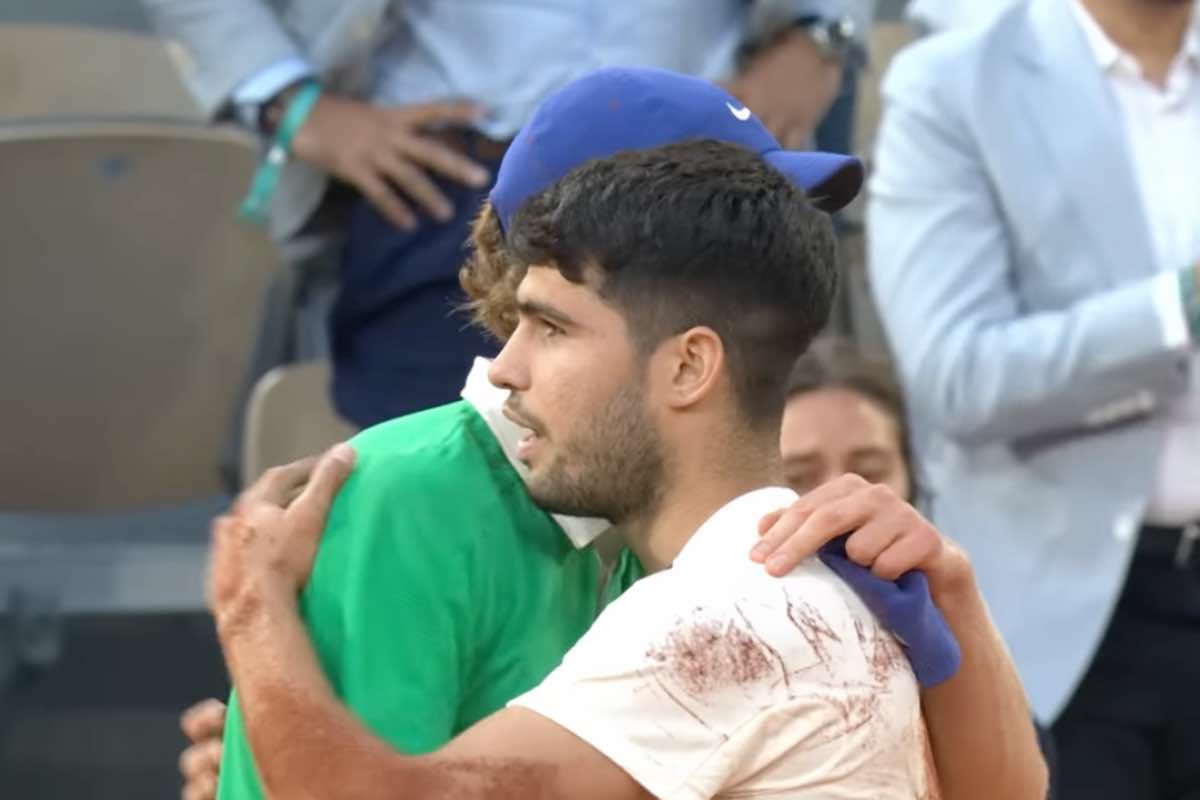 abbraccio tra Sinner e Alcaraz