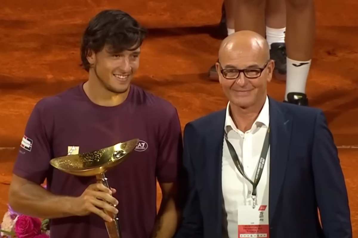Luciano Darderi con il trofeo di Umago