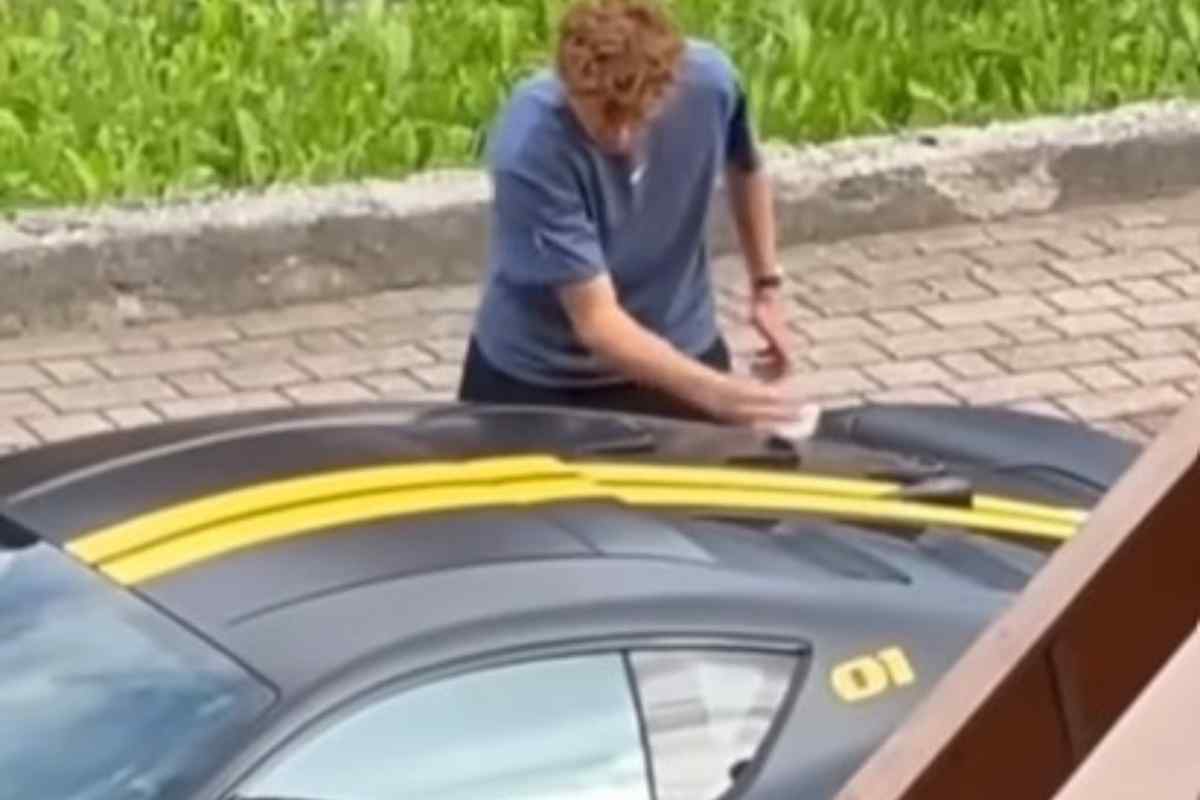 Jannik Sinner lava la Ferrari