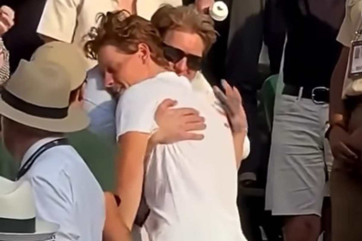 L'abbraccio di Sinner con suo padre