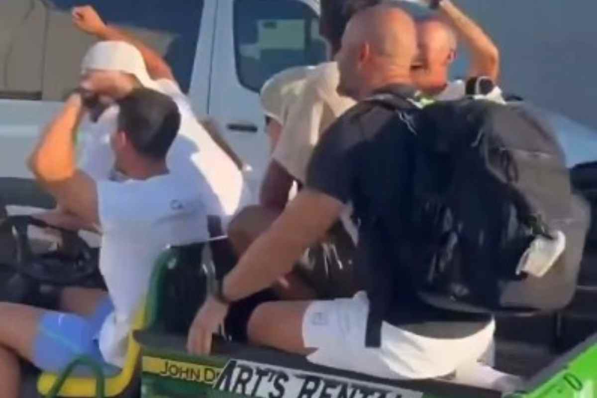 Carlos Alcaraz festeggia con il suo team