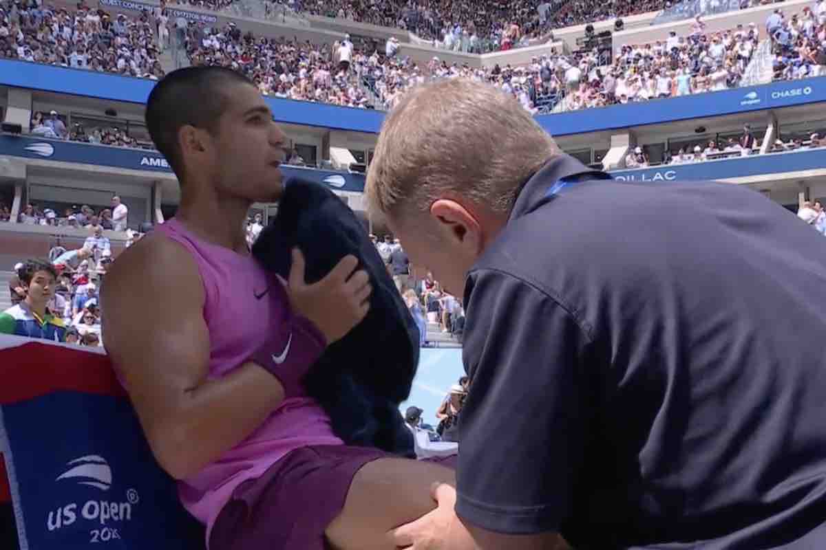 Alcaraz si fa massaggiare