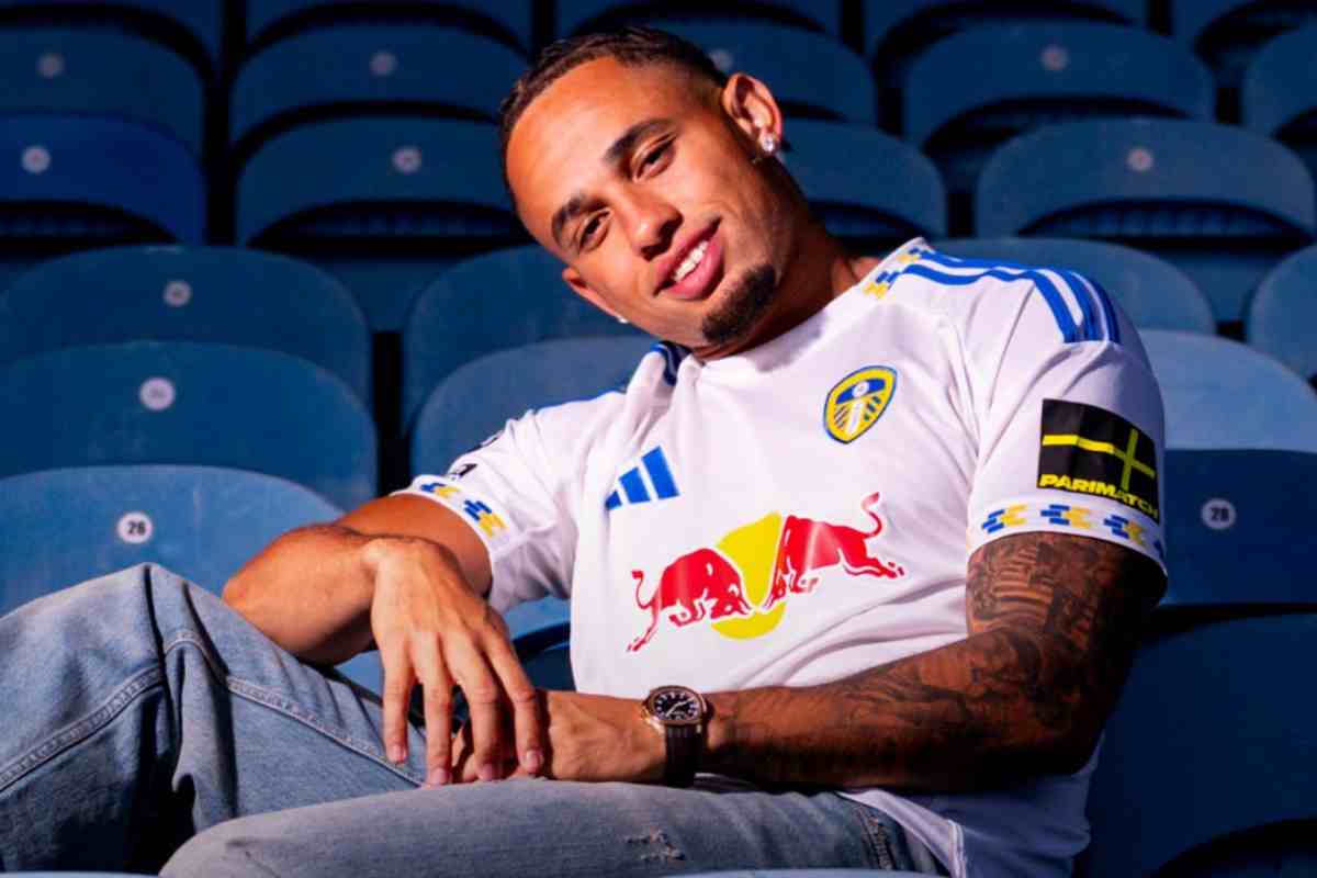 Noah Okafor, alla presentazione come nuovo attaccante del Leeds United
