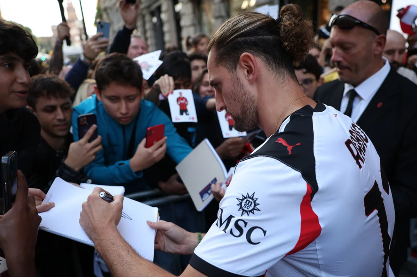 Sessione di autografi per Rabiot a un evento al Flagship Store del Milan