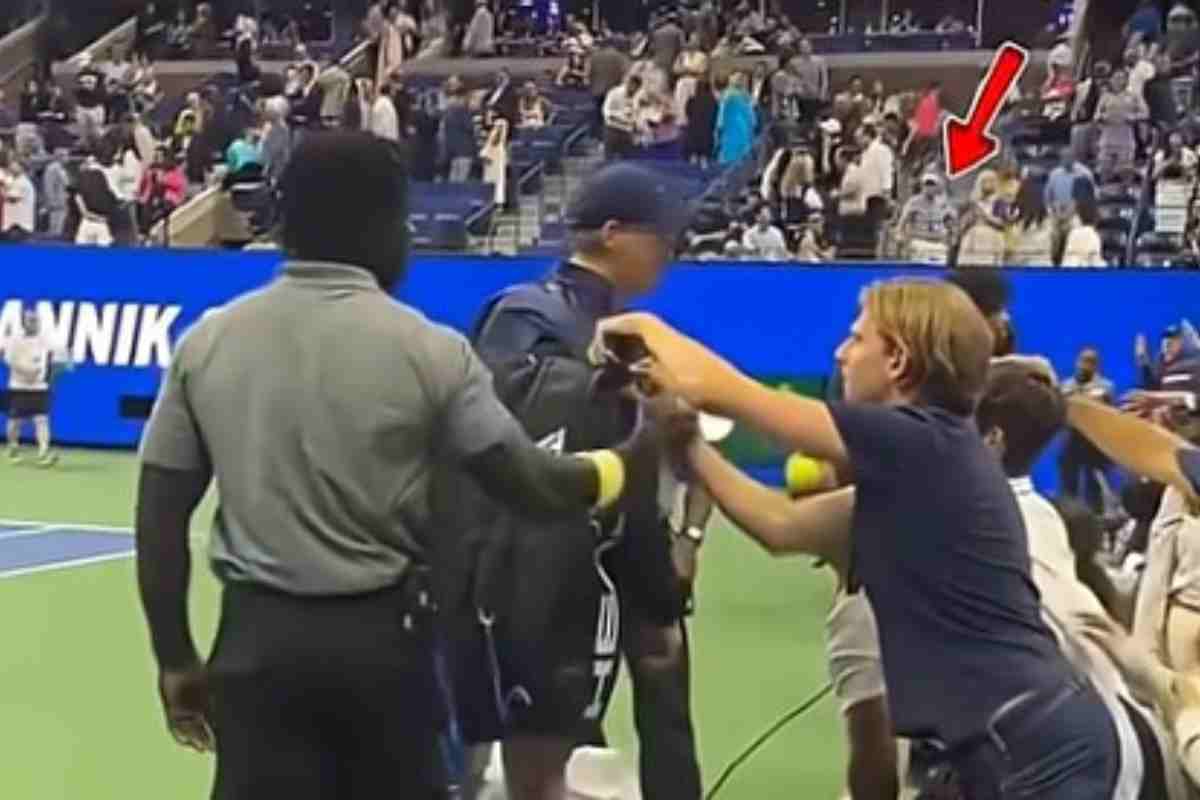 Tifoso tenta di aprire la borsa di Jannik Sinner 