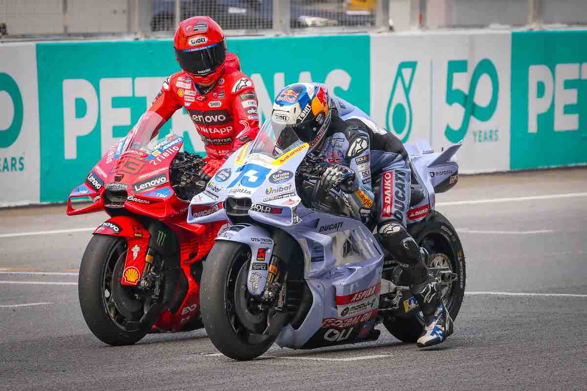 Abbandonano anche Marquez