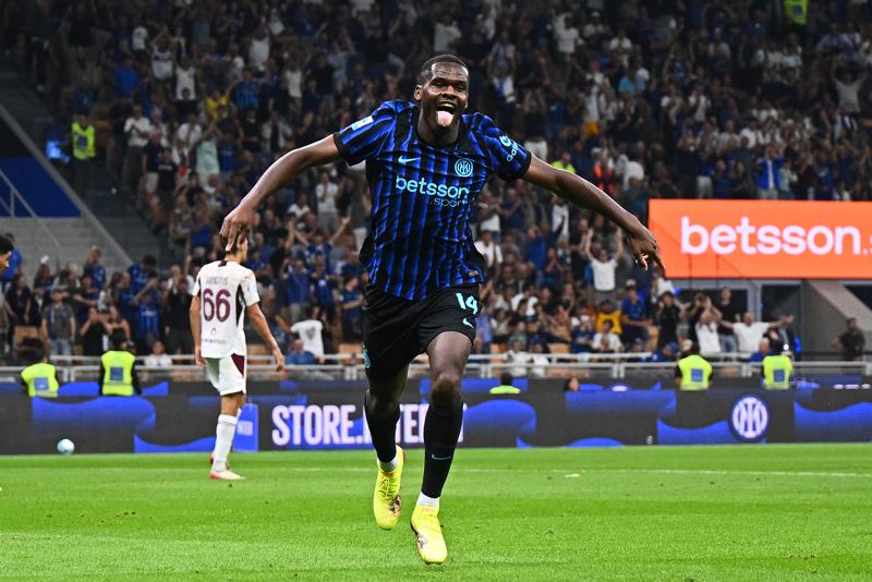 Ange-Yoan Bonny esulta per il primo gol in maglia Inter contro il Torino